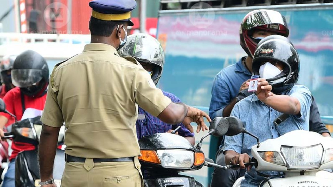Driving Licence : ఏపీలో వాహనదారులకు అలర్ట్.. చేతిలో మొబైల్ ఉంటే చాలు.. డ్రైవింగ్ లైసెన్సు, ఆర్సీ కార్డులకు సెలవు Driving Licence : ఏపీలో వాహనదారులకు అలర్ట్.. చేతిలో మొబైల్ ఉంటే చాలు.. డ్రైవింగ్ లైసెన్సు, ఆర్సీ కార్డులకు సెలవు