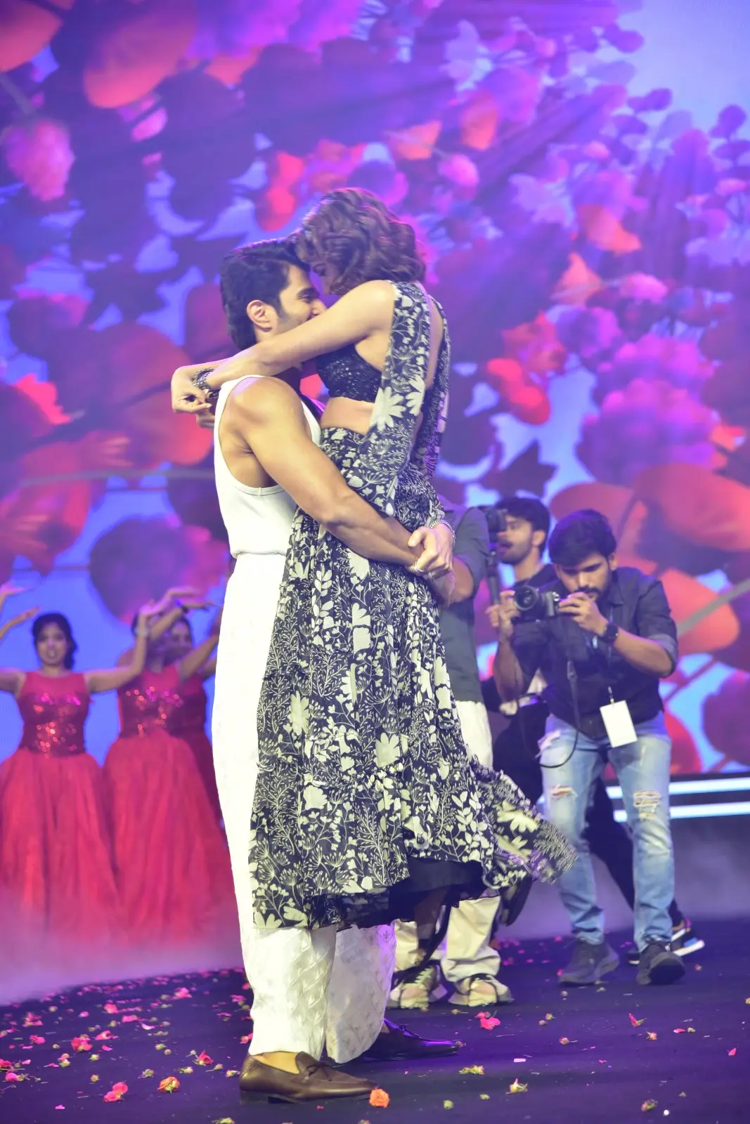 Vijay Devarakonda Samantha in Kushi Musical Concert