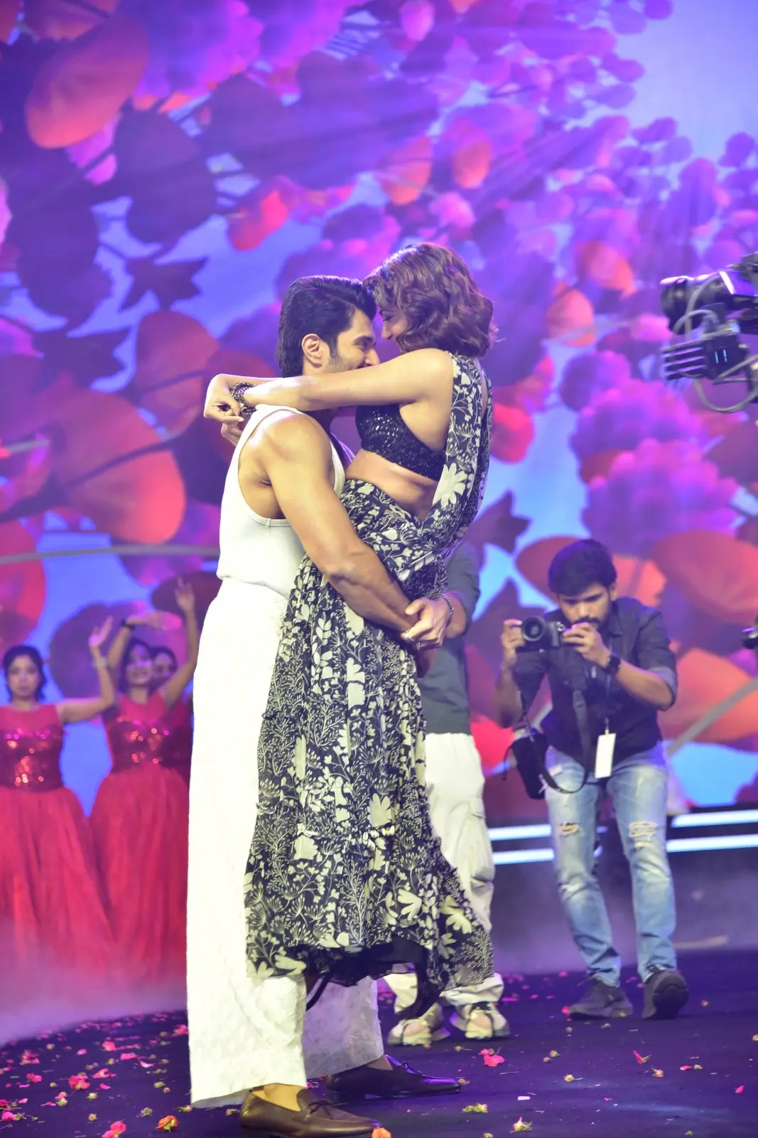 Vijay Devarakonda Samantha in Kushi Musical Concert