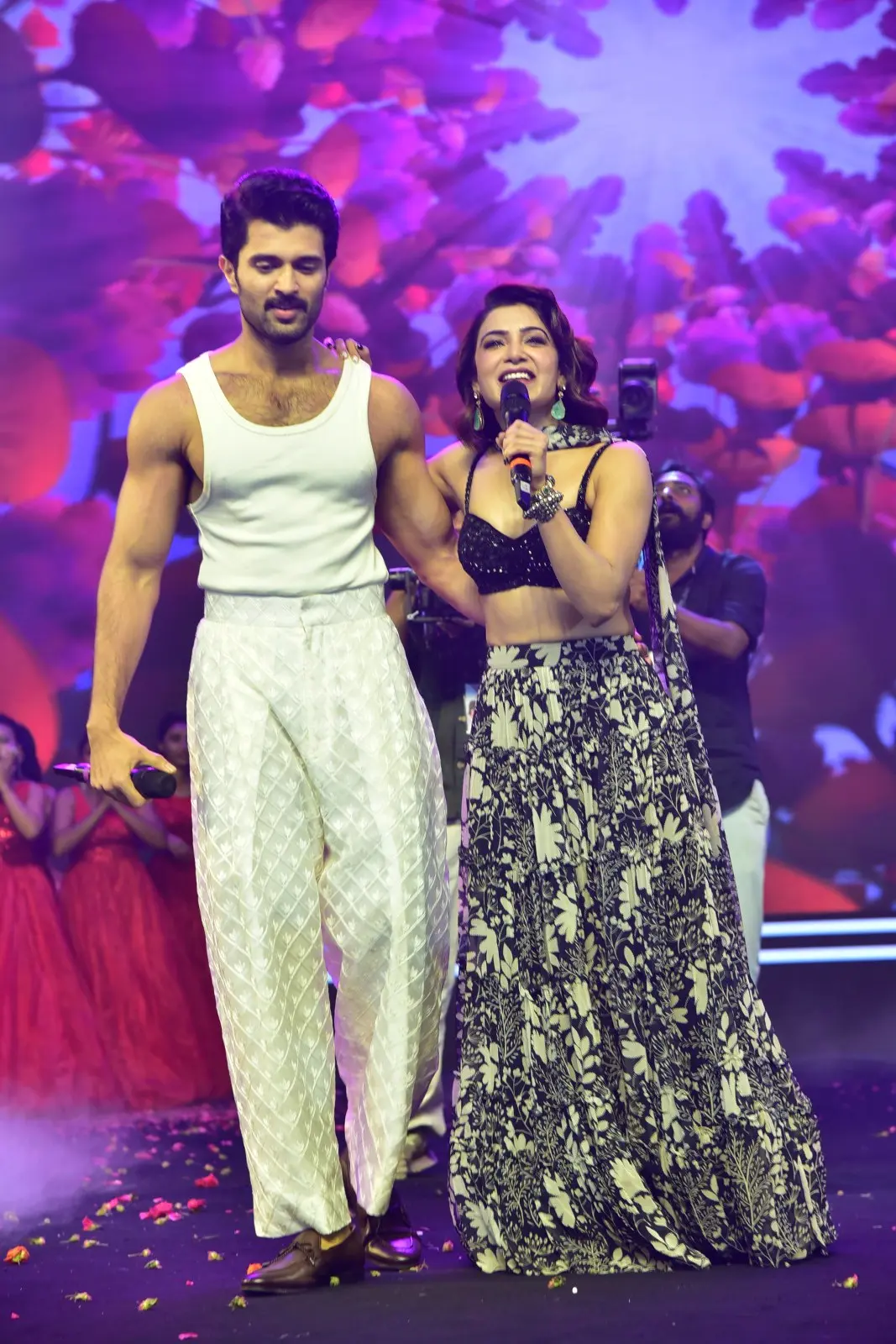 Vijay Devarakonda Samantha in Kushi Musical Concert