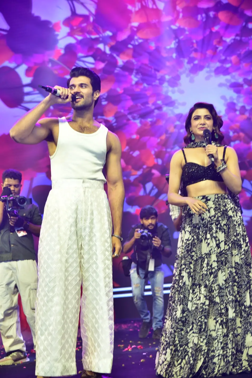 Vijay Devarakonda Samantha in Kushi Musical Concert
