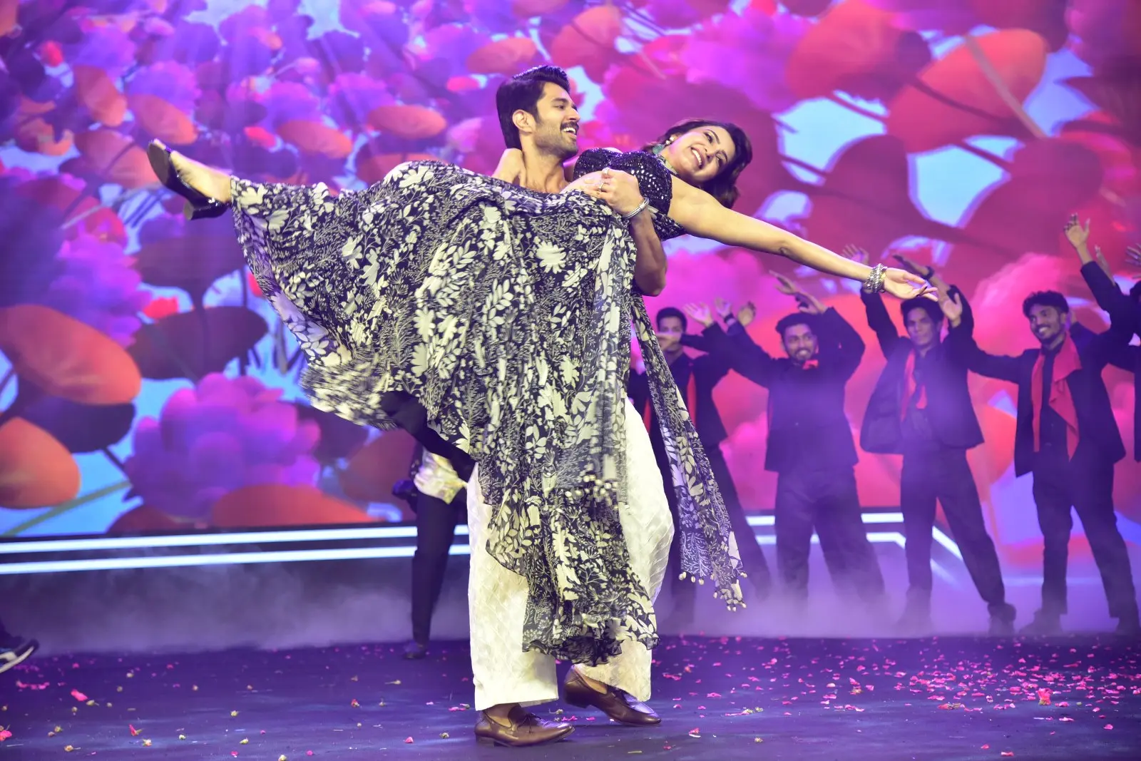 Vijay Devarakonda Samantha in Kushi Musical Concert