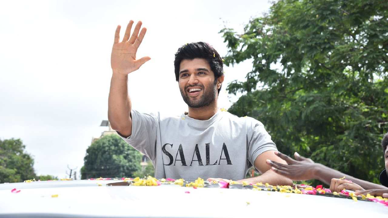 Vijay Deverakonda : స్పీడ్ పెంచేసిన విజయ్ దేవరకొండ.. రెండు సినిమాల షూటింగ్స్తో..! Vijay Deverakonda : స్పీడ్ పెంచేసిన విజయ్ దేవరకొండ.. రెండు సినిమాల షూటింగ్స్తో..!