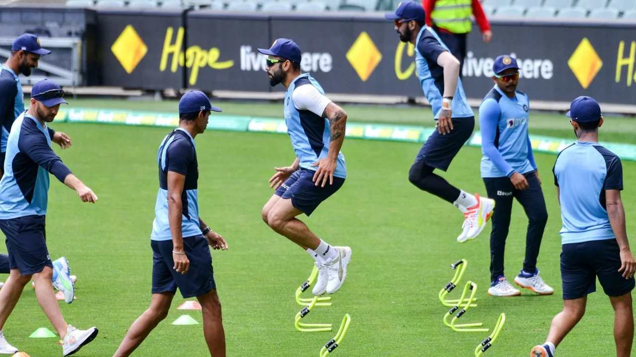 BCCI : టీమిండియా ప్లేయర్స్కు బీసీసీఐ స్వీట్ వార్నింగ్.. ముఖ్యంగా కోహ్లీకి..! BCCI : టీమిండియా ప్లేయర్స్కు బీసీసీఐ స్వీట్ వార్నింగ్.. ముఖ్యంగా కోహ్లీకి..!