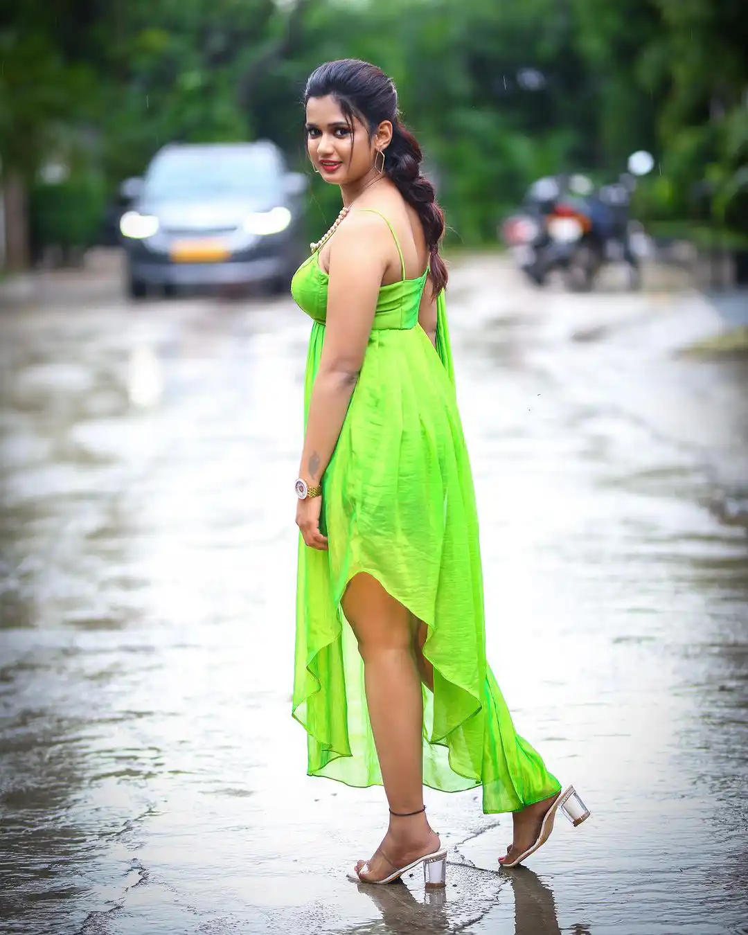 Ariyana Glory cute looks in Green Dress