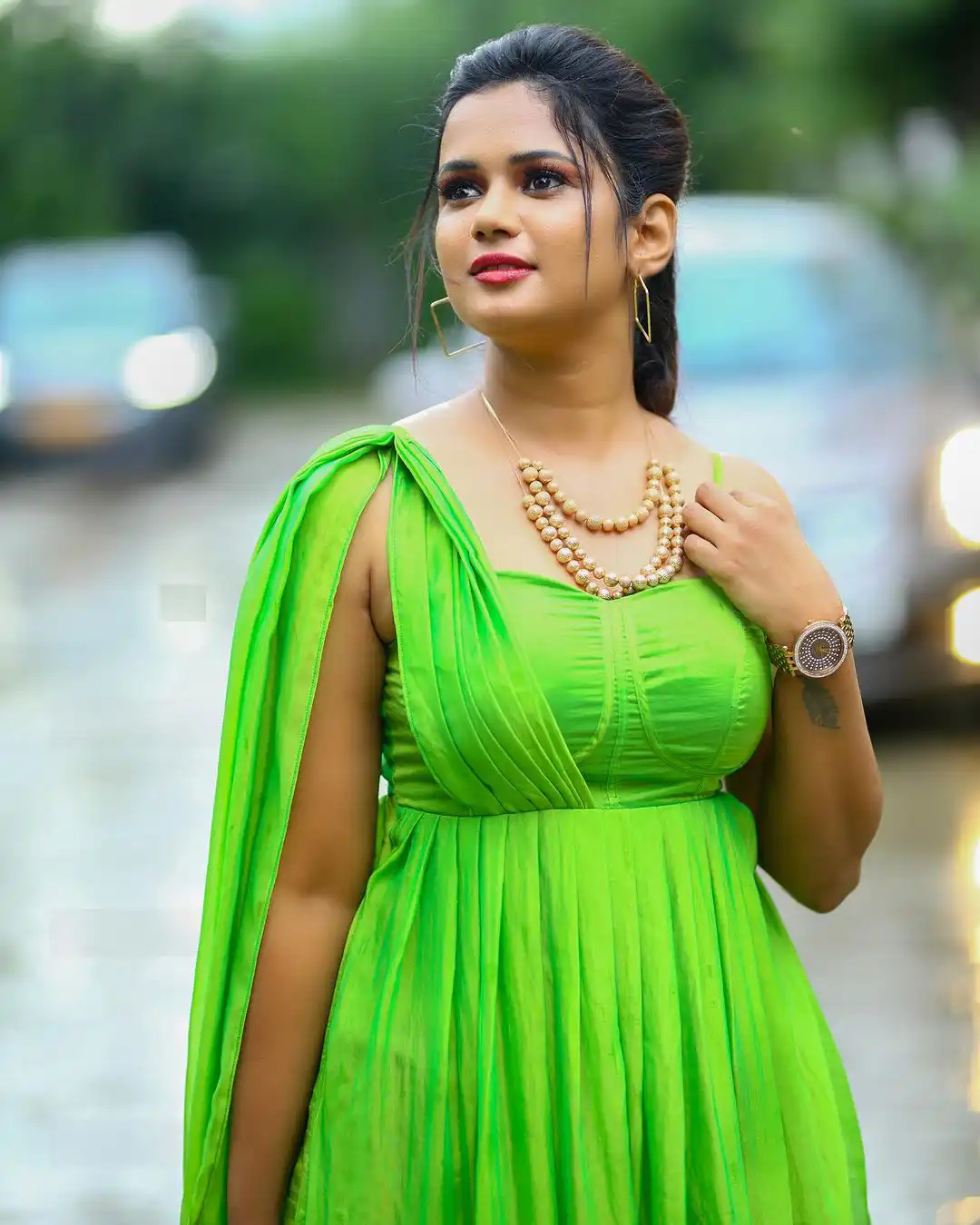 Ariyana Glory cute looks in Green Dress