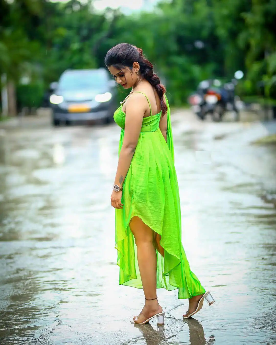 Ariyana Glory cute looks in Green Dress