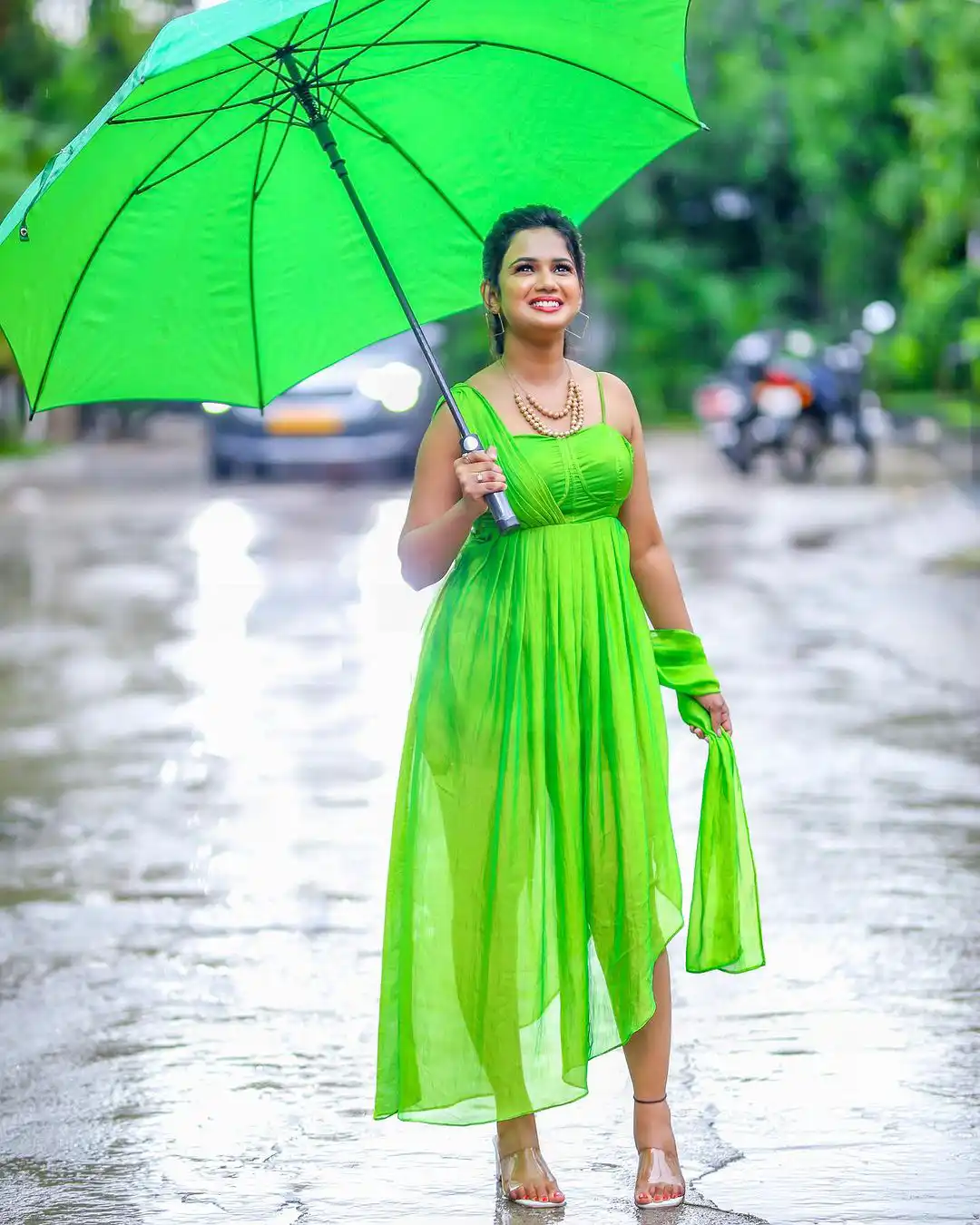 Ariyana Glory cute looks in Green Dress