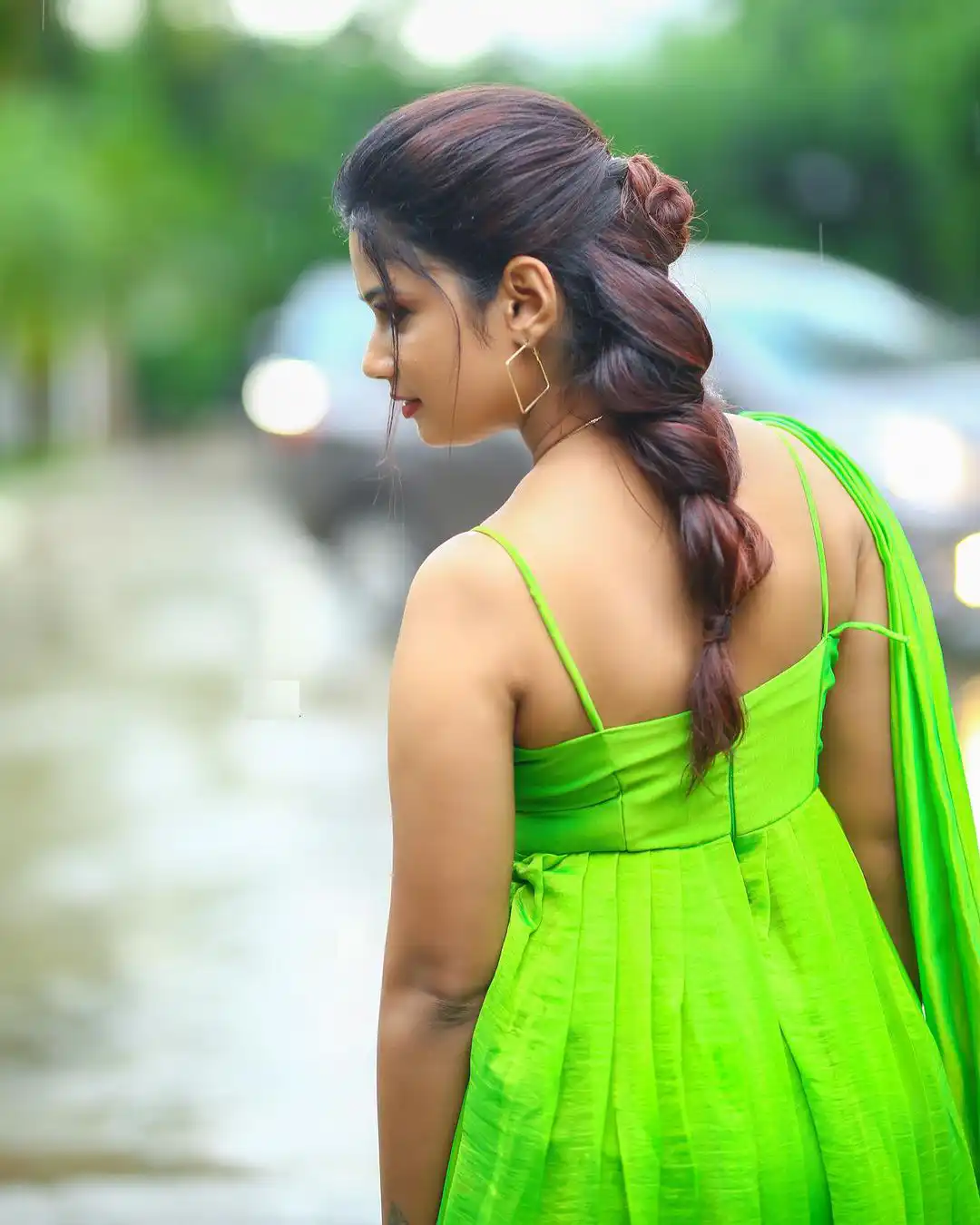 Ariyana Glory cute looks in Green Dress