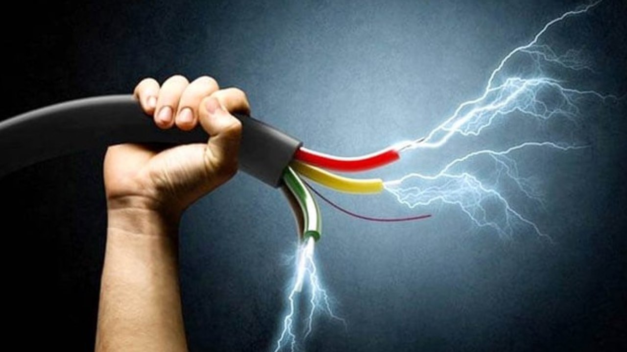 Electric Shock : విద్యుత్ షాక్ తో ఇద్దరు కూలీలు, రక్షించేందుకు వెళ్లిన అంగన్ వాడీ ఆయా మృతి Electric Shock : విద్యుత్ షాక్ తో ఇద్దరు కూలీలు, రక్షించేందుకు వెళ్లిన అంగన్ వాడీ ఆయా మృతి