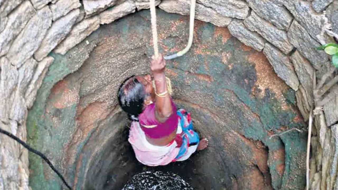 Old Woman : కోతులకు భయపడి బావిలో దూకిన వృద్ధురాలు Old Woman : కోతులకు భయపడి బావిలో దూకిన వృద్ధురాలు