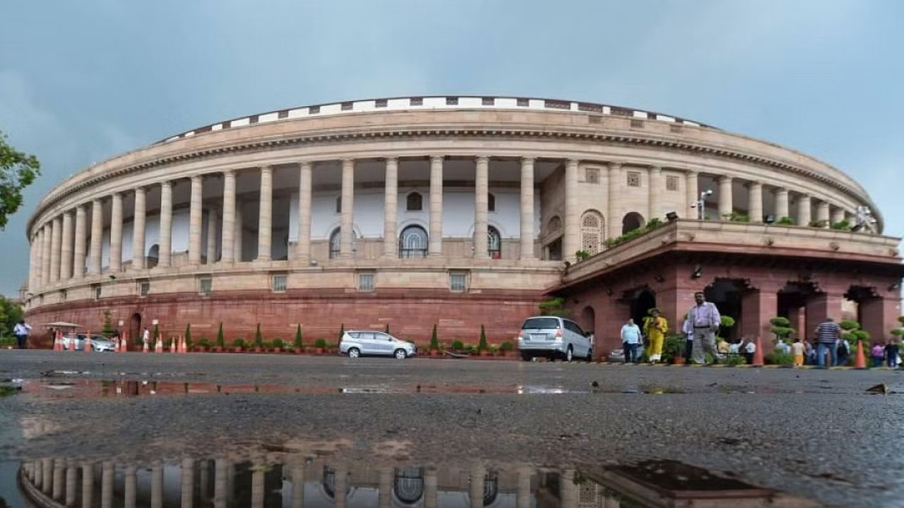 Parliament Monsoon Session: పార్లమెంట్ వర్షాకాల సమావేశాలు నేడే లాస్ట్.. తెగని మణిపూర్ అశం, ఆఖరిలో అధిర్ హైలైట్ Parliament Monsoon Session: పార్లమెంట్ వర్షాకాల సమావేశాలు నేడే లాస్ట్.. తెగని మణిపూర్ అశం, ఆఖరిలో అధిర్ హైలైట్