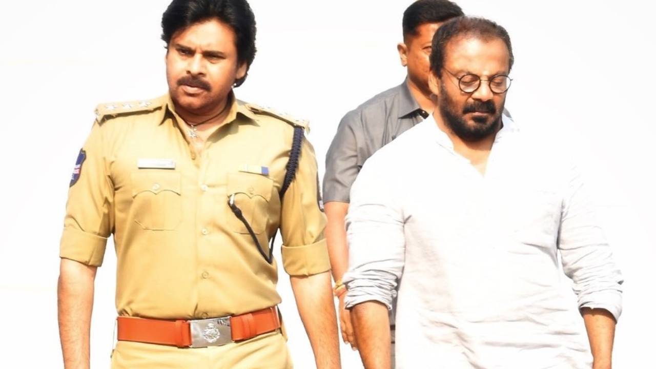 Pawan Kalyan : ఉస్తాద్ భగత్ సింగ్ షూటింగ్ మొదలు.. పోలీస్ డ్రెస్లో పవన్ కళ్యాణ్ పవర్ ఫుల్ వాక్.. Pawan Kalyan : ఉస్తాద్ భగత్ సింగ్ షూటింగ్ మొదలు.. పోలీస్ డ్రెస్లో పవన్ కళ్యాణ్ పవర్ ఫుల్ వాక్..