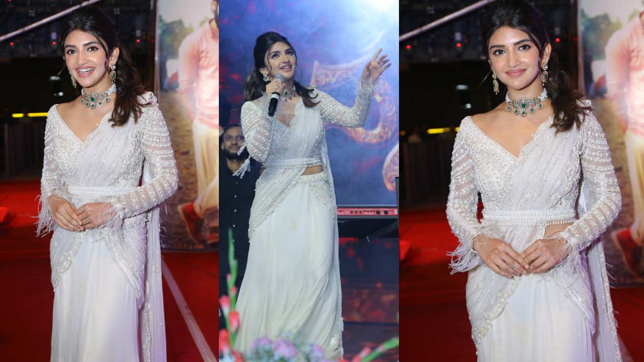 sreeleela : స్కంద ప్రీ రిలీజ్ ఈవెంట్లో చీరలో శ్రీలీల మెరుపులు..