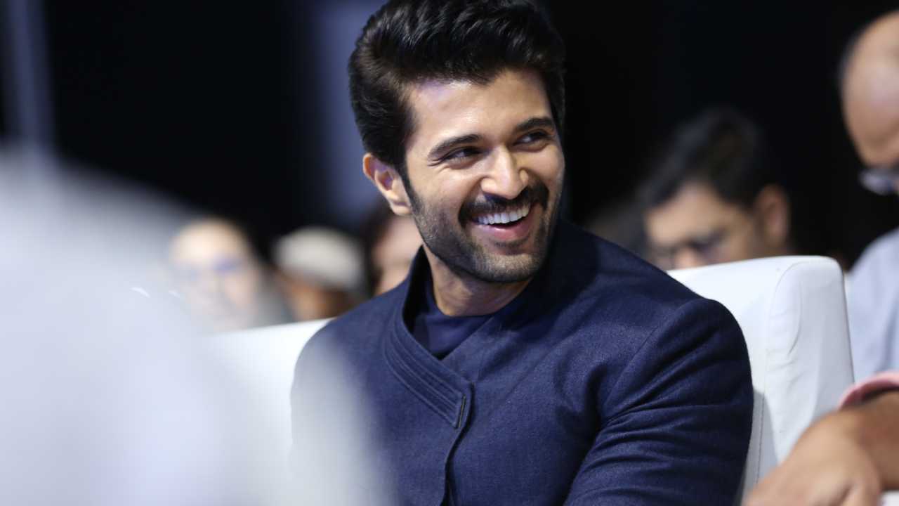 Vijay Devarakonda : పెళ్లి అంటే భయపడకూడదు.. పెళ్లి చేసుకుంటాను.. పెళ్లిపై క్లారిటీ ఇచ్చిన విజయ్ దేవరకొండ Vijay Devarakonda : పెళ్లి అంటే భయపడకూడదు.. పెళ్లి చేసుకుంటాను.. పెళ్లిపై క్లారిటీ ఇచ్చిన విజయ్ దేవరకొండ
