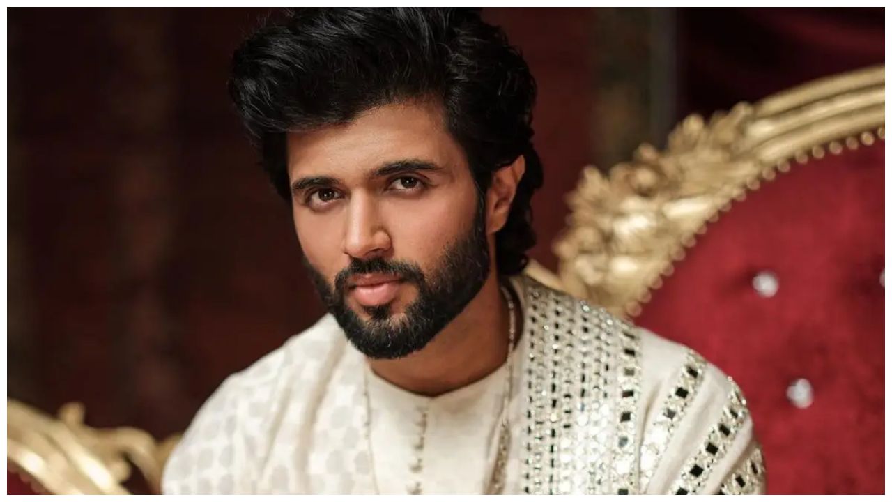 Vijay Deverakonda : ఫ్యాన్స్నే కాదు డిస్ట్రిబ్యూటర్స్ని కూడా ఆదుకోండి.. విజయ్కి నిర్మాణ సంస్థ కౌంటర్ ట్వీట్..! Vijay Deverakonda : ఫ్యాన్స్నే కాదు డిస్ట్రిబ్యూటర్స్ని కూడా ఆదుకోండి.. విజయ్కి నిర్మాణ సంస్థ కౌంటర్ ట్వీట్..!