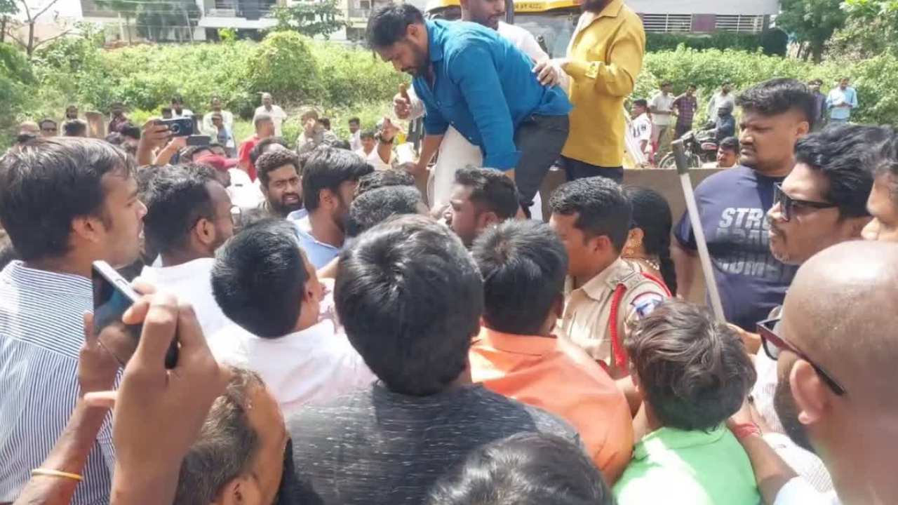 Clash : బీజేవైఎం, మైనంపల్లి అనుచరుల మధ్య తీవ్ర ఘర్షణ Clash : బీజేవైఎం, మైనంపల్లి అనుచరుల మధ్య తీవ్ర ఘర్షణ