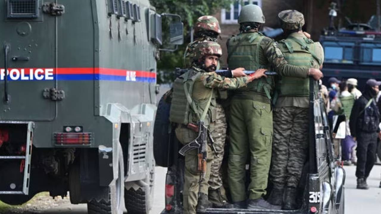 Anantnag Encounter: ఏడు రోజుల సుదీర్ఘ ఎన్కౌంటర్కు ముగింపు.. ఇద్దరు ఉగ్రవాదుల్లో లష్కరే కమాండర్ మృతి Anantnag Encounter: ఏడు రోజుల సుదీర్ఘ ఎన్కౌంటర్కు ముగింపు.. ఇద్దరు ఉగ్రవాదుల్లో లష్కరే కమాండర్ మృతి