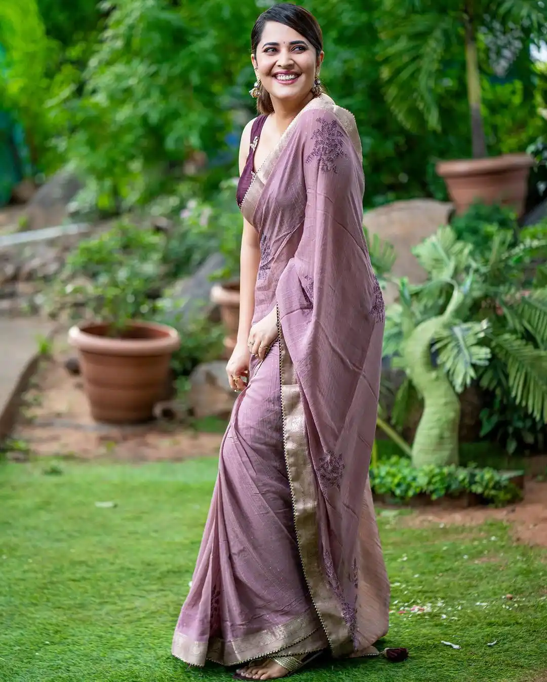 Anasuya Bharadwaj latest saree Photos gone viral