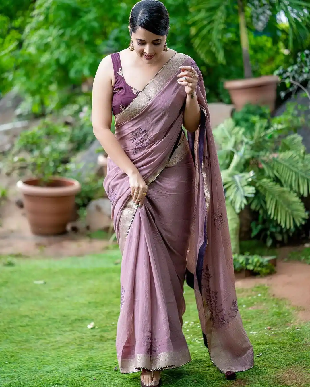 Anasuya Bharadwaj latest saree Photos gone viral