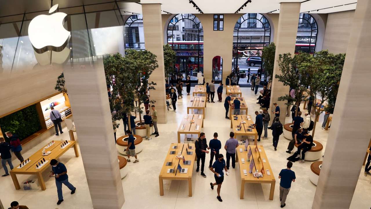 Apple Store Employees earning Rs 2,490 per hour, lower than previous year