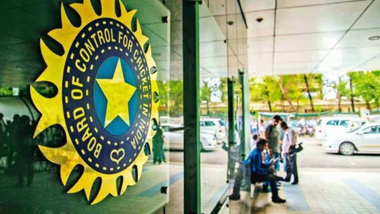 BCCI Media Rights: బీసీసీఐకి డబ్బేడబ్బు.. వచ్చే ఐదేళ్ల కాలానికి ఆరువేల కోట్లు .. ఒక్కో మ్యాచ్ విలువ 67.76కోట్లు BCCI Media Rights: బీసీసీఐకి డబ్బేడబ్బు.. వచ్చే ఐదేళ్ల కాలానికి ఆరువేల కోట్లు .. ఒక్కో మ్యాచ్ విలువ 67.76కోట్లు