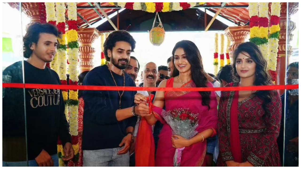 Babai Hotel : మదీనా గూడలో ‘బాబాయ్ హోటల్ ’ కొత్త బ్రాంచ్ను ప్రారంభించిన హీరో అశోక్ గల్లా, మిస్ ఇండియా మానస వారణాసి.. Babai Hotel : మదీనా గూడలో ‘బాబాయ్ హోటల్ ’ కొత్త బ్రాంచ్ను ప్రారంభించిన హీరో అశోక్ గల్లా, మిస్ ఇండియా మానస వారణాసి..