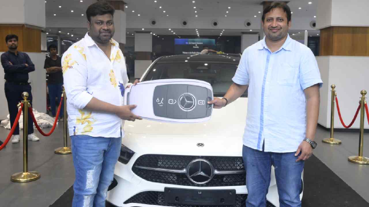 Baby Movie : బేబీ దర్శకుడికి కారు గిఫ్ట్గా ఇచ్చిన ప్రొడ్యూసర్.. తన నెక్స్ట్ సినిమా కూడా.. Baby Movie : బేబీ దర్శకుడికి కారు గిఫ్ట్గా ఇచ్చిన ప్రొడ్యూసర్.. తన నెక్స్ట్ సినిమా కూడా..