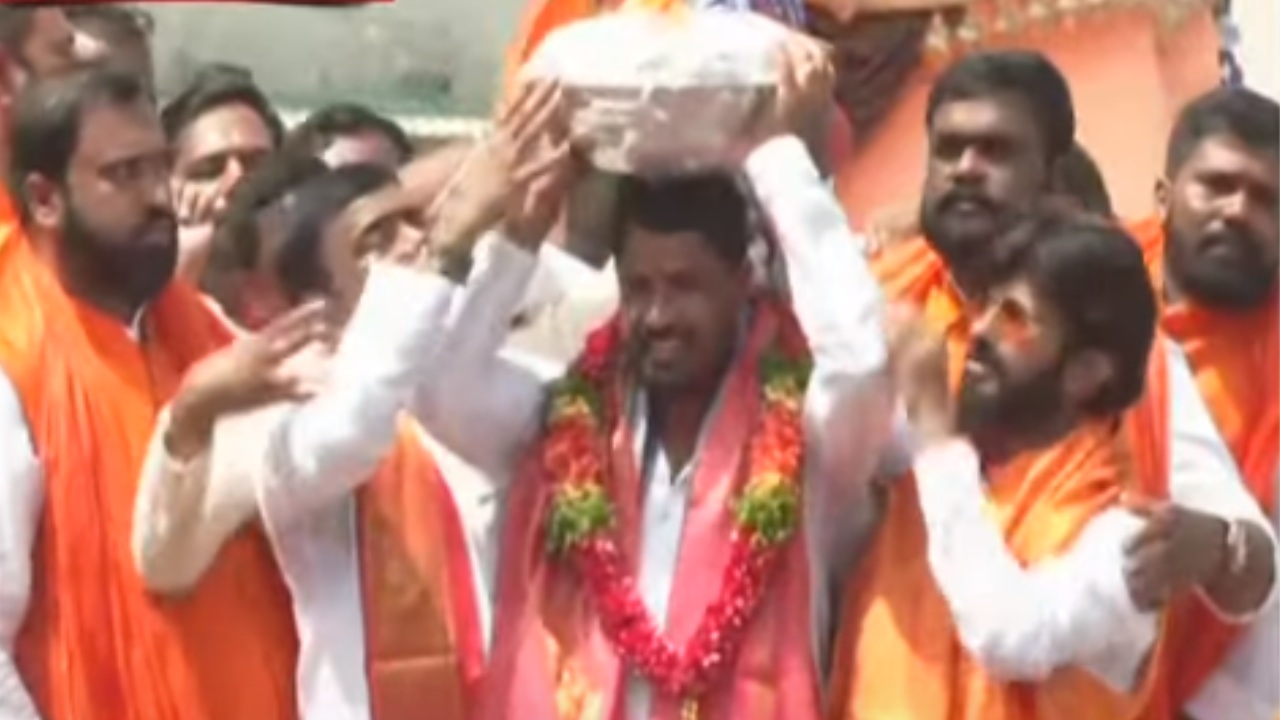 Balapur Ganesh Laddu Auction 2023: గతేడాది రికార్డు బ్రేక్.. భారీ ధర పలికిన బాలాపూర్ లడ్డూ.. ఎవరు, ఎంత ధరకు దక్కించుకున్నారంటే.. Balapur Ganesh Laddu Auction 2023: గతేడాది రికార్డు బ్రేక్.. భారీ ధర పలికిన బాలాపూర్ లడ్డూ.. ఎవరు, ఎంత ధరకు దక్కించుకున్నారంటే..