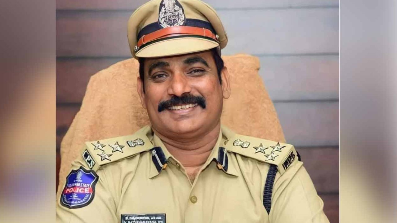 CP Satyanarayana : ప్రేమికుడి దాడిలో యువతి మృతి.. లవ్ జిహాద్ కు సంబంధం లేదు, ప్రేమలో తలెత్తిన ద్వేషం మాత్రమే : సీపీ సత్యనారాయణ CP Satyanarayana : ప్రేమికుడి దాడిలో యువతి మృతి.. లవ్ జిహాద్ కు సంబంధం లేదు, ప్రేమలో తలెత్తిన ద్వేషం మాత్రమే : సీపీ సత్యనారాయణ