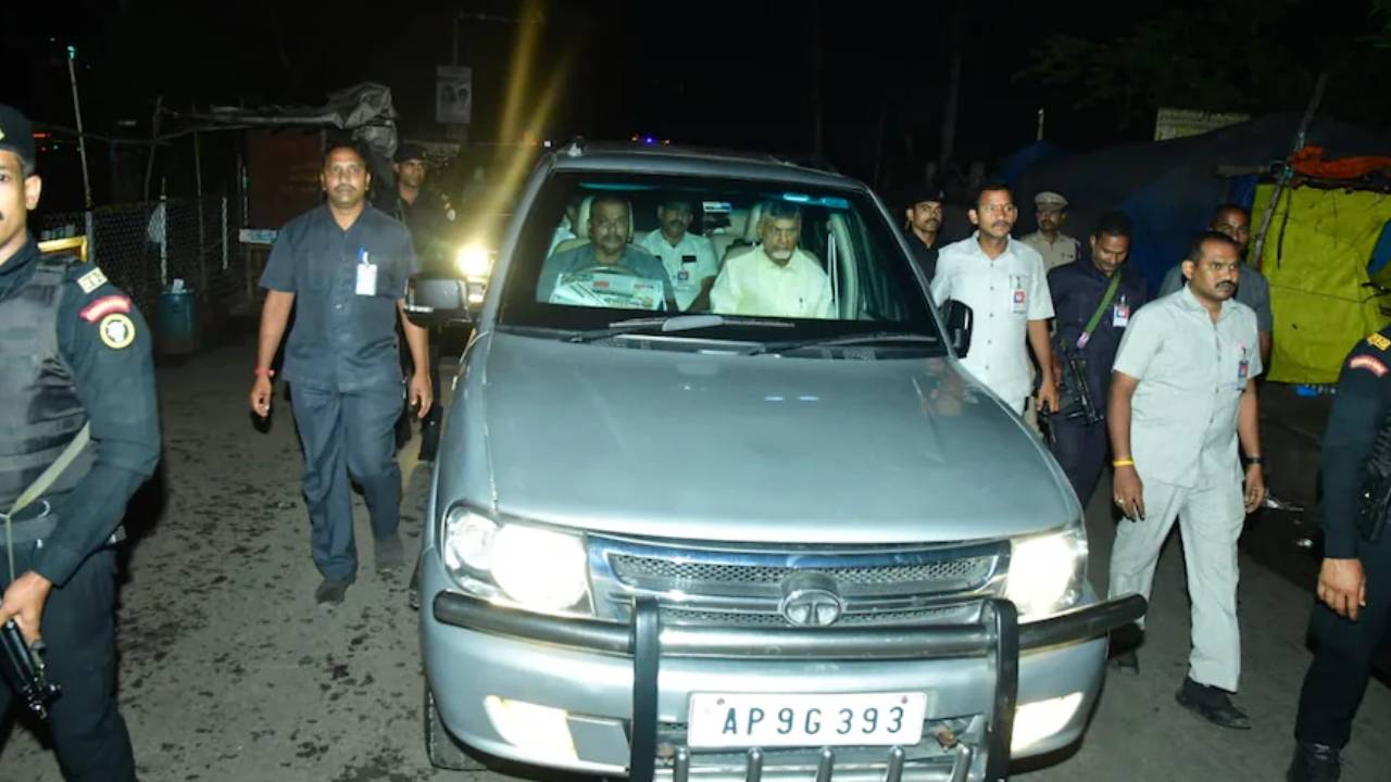 Chandrababu Naidu Arrest: ఏపీ వ్యాప్తంగా సామూహిక నిరాహార దీక్షలు.. గవర్నర్ను కలవనున్న టీడీపీ నేతల బృందం Chandrababu Naidu Arrest: ఏపీ వ్యాప్తంగా సామూహిక నిరాహార దీక్షలు.. గవర్నర్ను కలవనున్న టీడీపీ నేతల బృందం