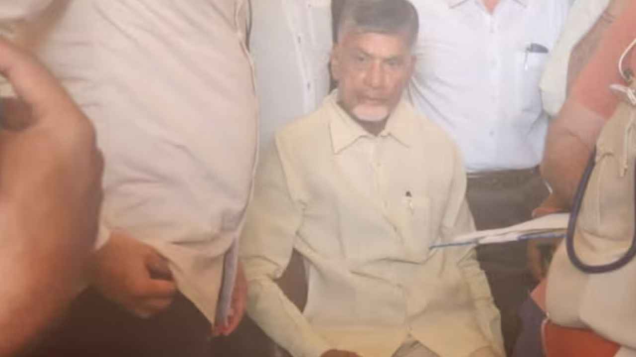 Chandrababu : చంద్రబాబుకి రిమాండ్.. వైసీపీ నేతల సంబరాలు.. స్వీట్లు తినిపించుకుని టపాసులు పేల్చి ఆనందోత్సాహాలు Chandrababu : చంద్రబాబుకి రిమాండ్.. వైసీపీ నేతల సంబరాలు.. స్వీట్లు తినిపించుకుని టపాసులు పేల్చి ఆనందోత్సాహాలు