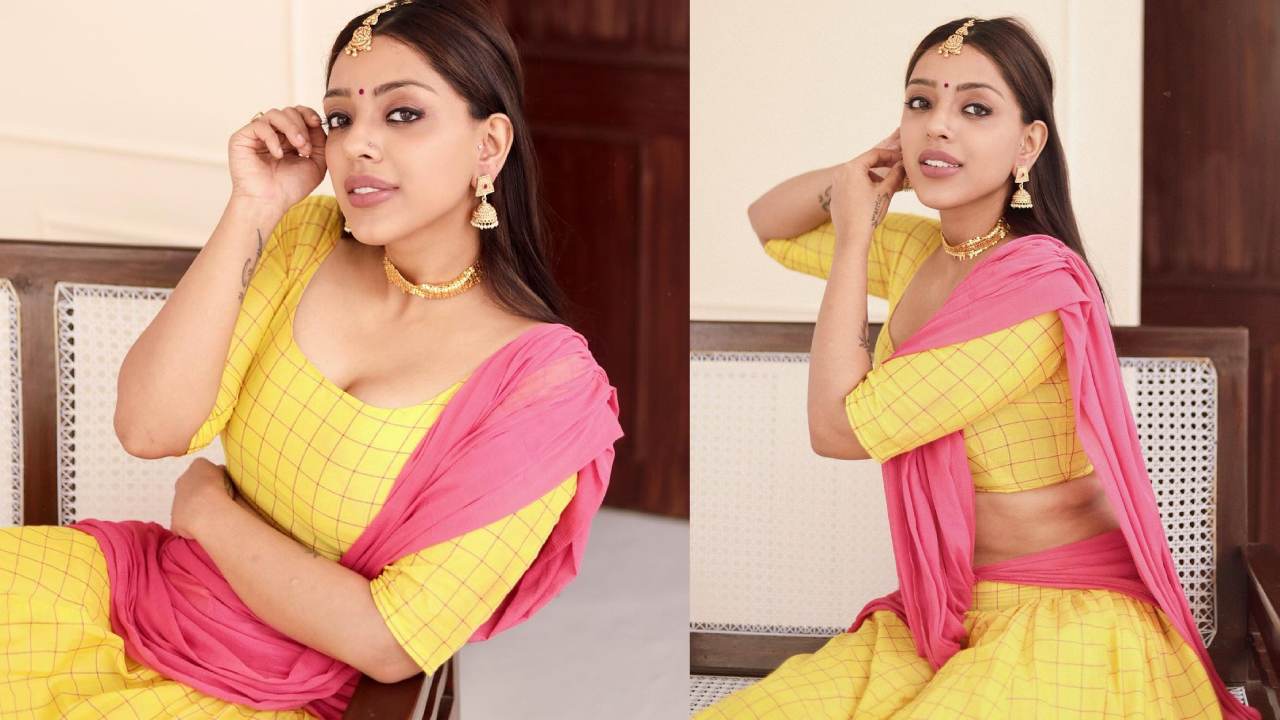 Deviyani Sharma : లంగా ఓణిలో దేవియాని శర్మ సోయగాలు..