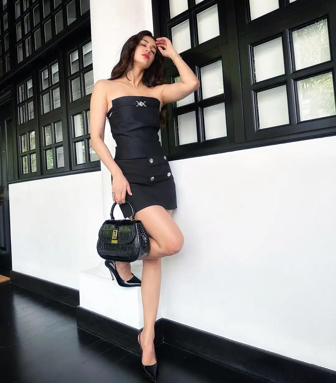 Bollywood Actress Disha Patani mini skirt photos gone viral