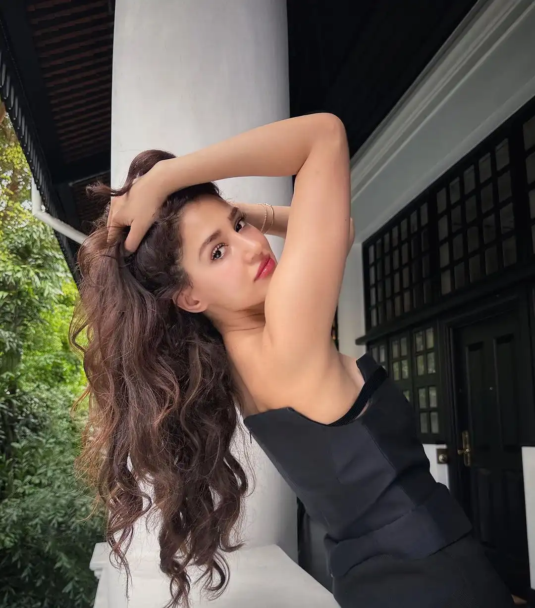 Bollywood Actress Disha Patani mini skirt photos gone viral
