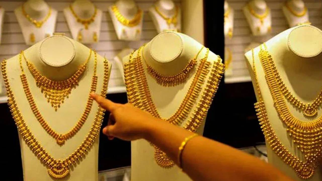 Gold Price Today: పసిడి పరుగు.. భారీగా పెరిగిన బంగారం, వెండి ధరలు .. తెలుగు రాష్ట్రాల్లో రేట్లు ఎలా ఉన్నాయంటే? Gold Price Today: పసిడి పరుగు.. భారీగా పెరిగిన బంగారం, వెండి ధరలు .. తెలుగు రాష్ట్రాల్లో రేట్లు ఎలా ఉన్నాయంటే?