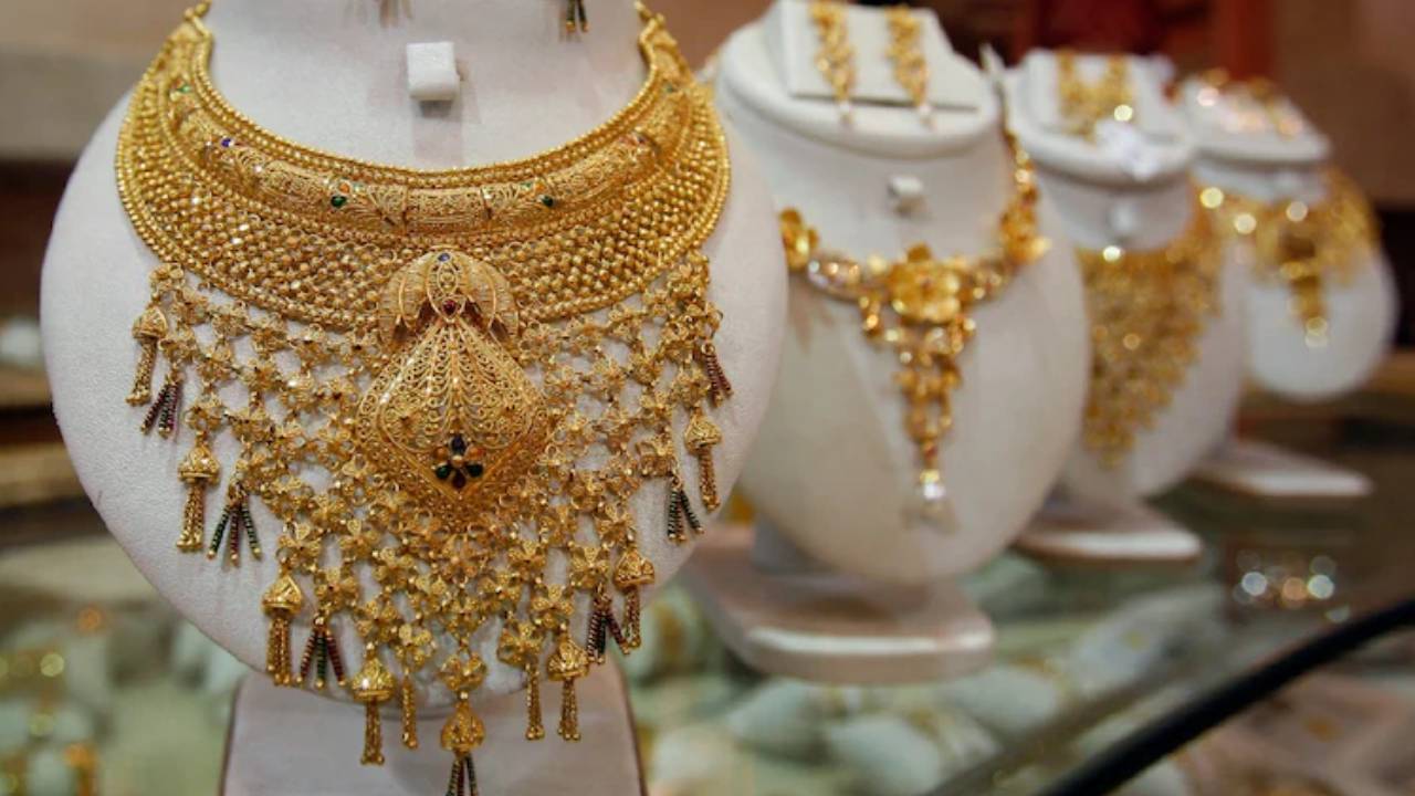 Gold Price Today: మరోసారి స్వల్పంగా పెరిగిన బంగారం ధర.. 80వేలకు చేరువలో కిలో వెండి రేటు.. తెలుగు రాష్ట్రాల్లో బంగారం, వెండి ధరలు ఇలా.. Gold Price Today: మరోసారి స్వల్పంగా పెరిగిన బంగారం ధర.. 80వేలకు చేరువలో కిలో వెండి రేటు.. తెలుగు రాష్ట్రాల్లో బంగారం, వెండి ధరలు ఇలా..