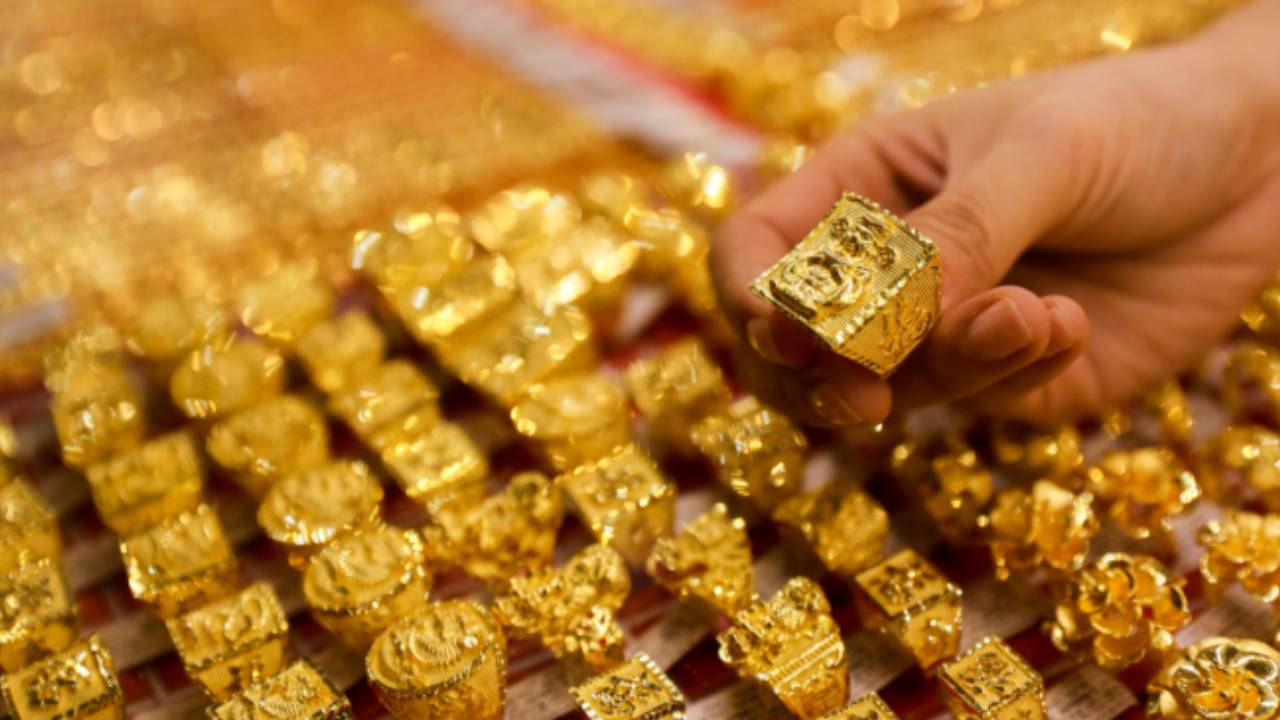 Gold Price Today: మళ్లీ పెరిగిన బంగారం, వెండి ధరలు.. తెలుగు రాష్ట్రాల్లో తులం బంగారం ఎంతంటే? Gold Price Today: మళ్లీ పెరిగిన బంగారం, వెండి ధరలు.. తెలుగు రాష్ట్రాల్లో తులం బంగారం ఎంతంటే?