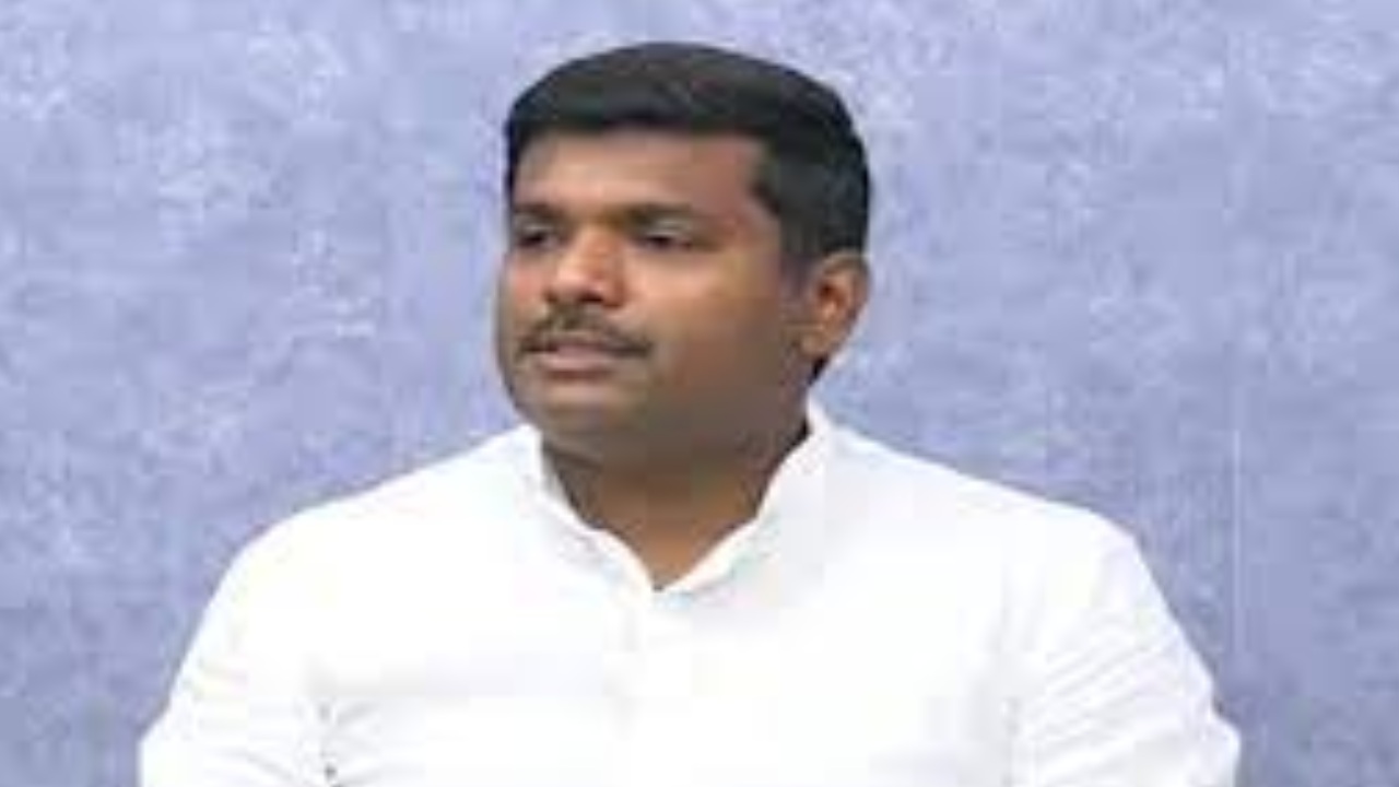 Gudivada Amarnath : తల్లిని ఎవరు తిట్టకపోయినా కేసులు పెట్టిన లోకేష్.. ఇప్పుడు తండ్రి మీద వచ్చిన కథనంపై కేసులు వేస్తారా : మంత్రి గుడివాడ Gudivada Amarnath : తల్లిని ఎవరు తిట్టకపోయినా కేసులు పెట్టిన లోకేష్.. ఇప్పుడు తండ్రి మీద వచ్చిన కథనంపై కేసులు వేస్తారా : మంత్రి గుడివాడ