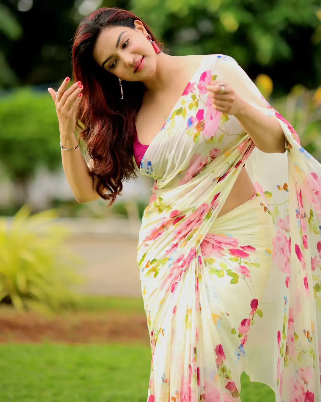 Honey Rose Cute Looks in Saree