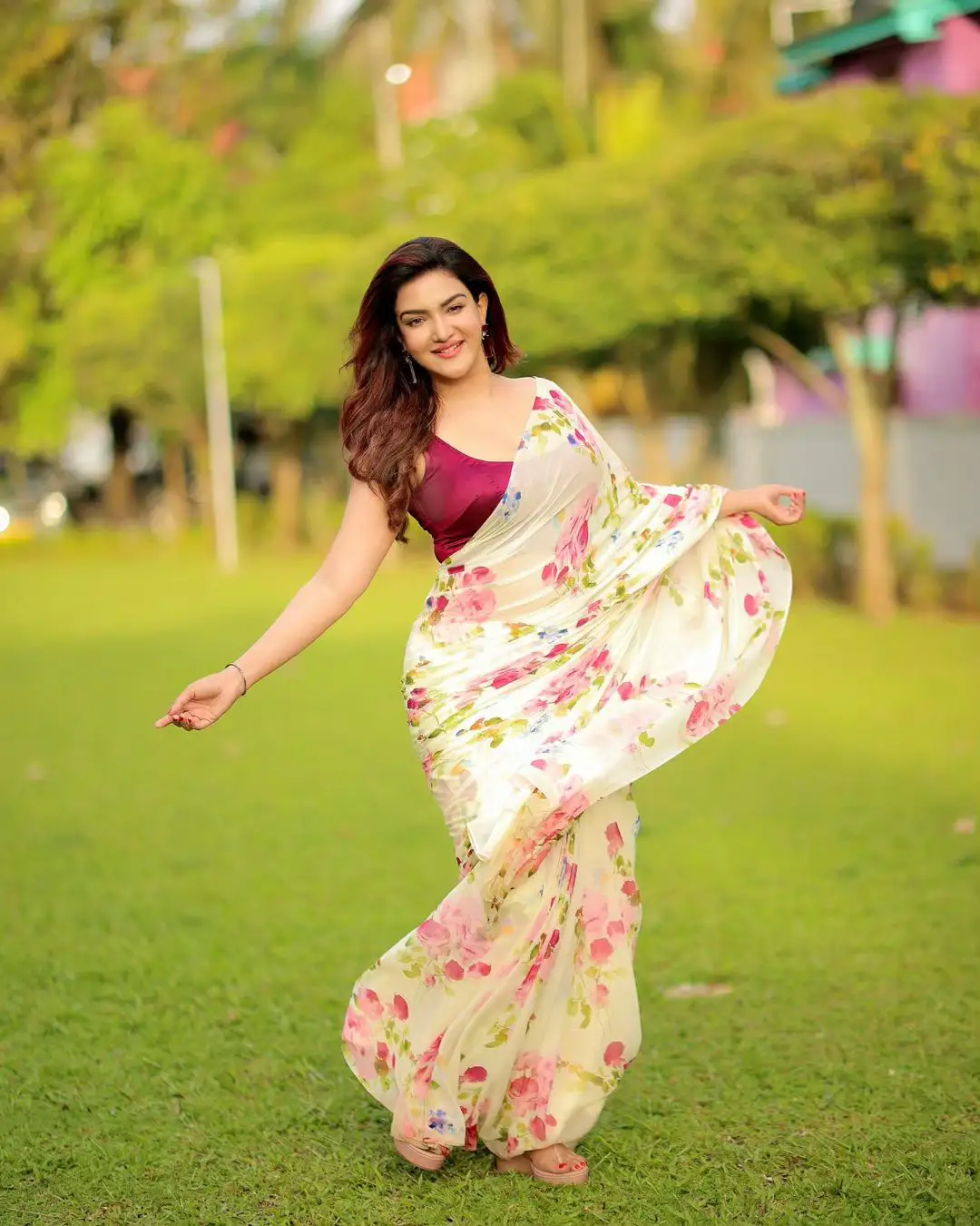 Honey Rose Cute Looks in Saree