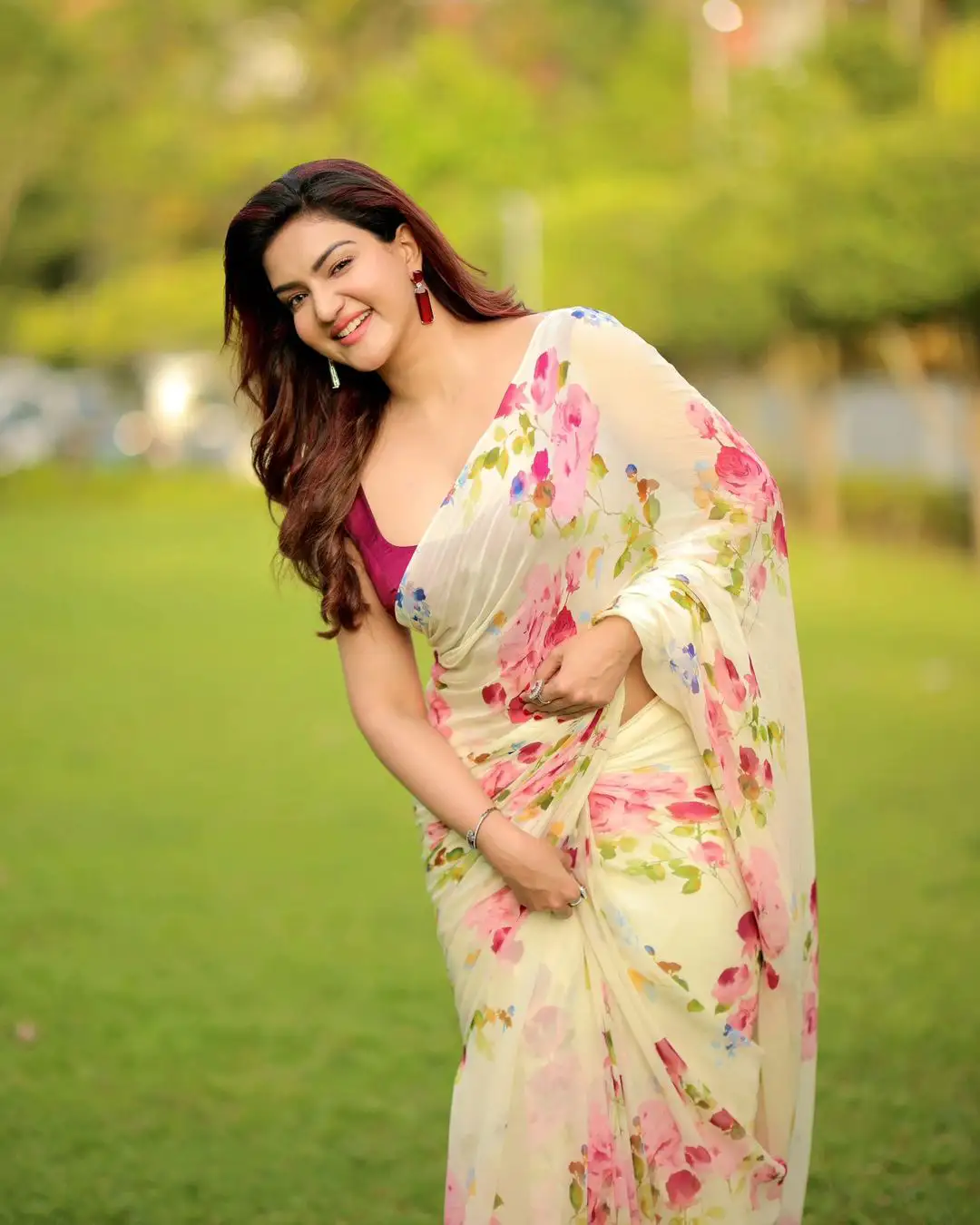 Honey Rose Cute Looks in Saree