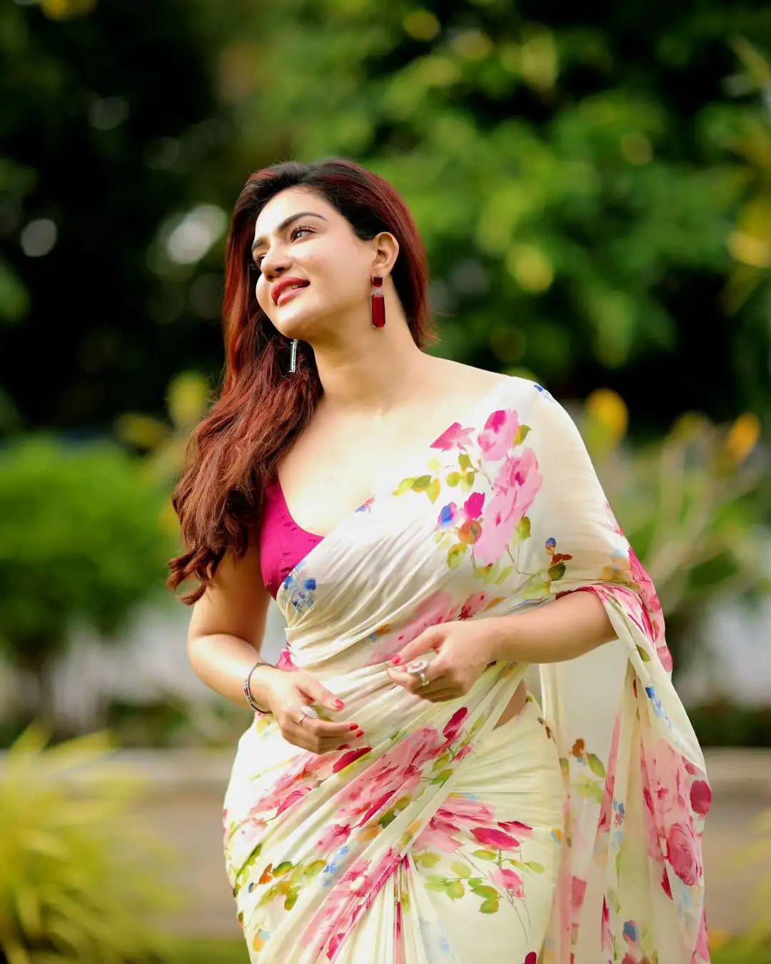 Honey Rose Cute Looks in Saree