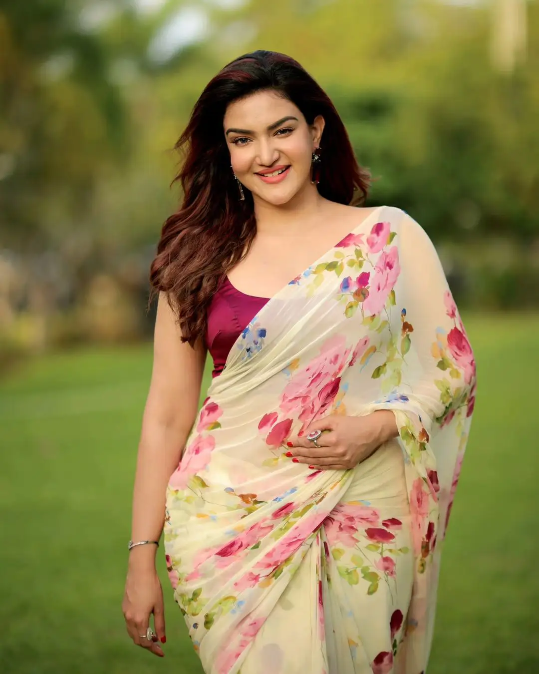 Honey Rose Cute Looks in Saree