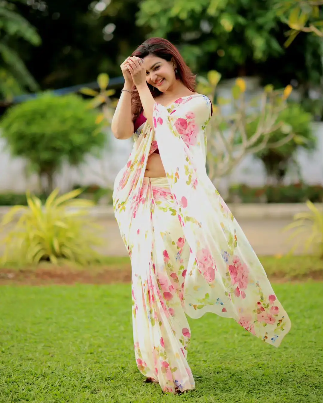 Honey Rose Cute Looks in Saree