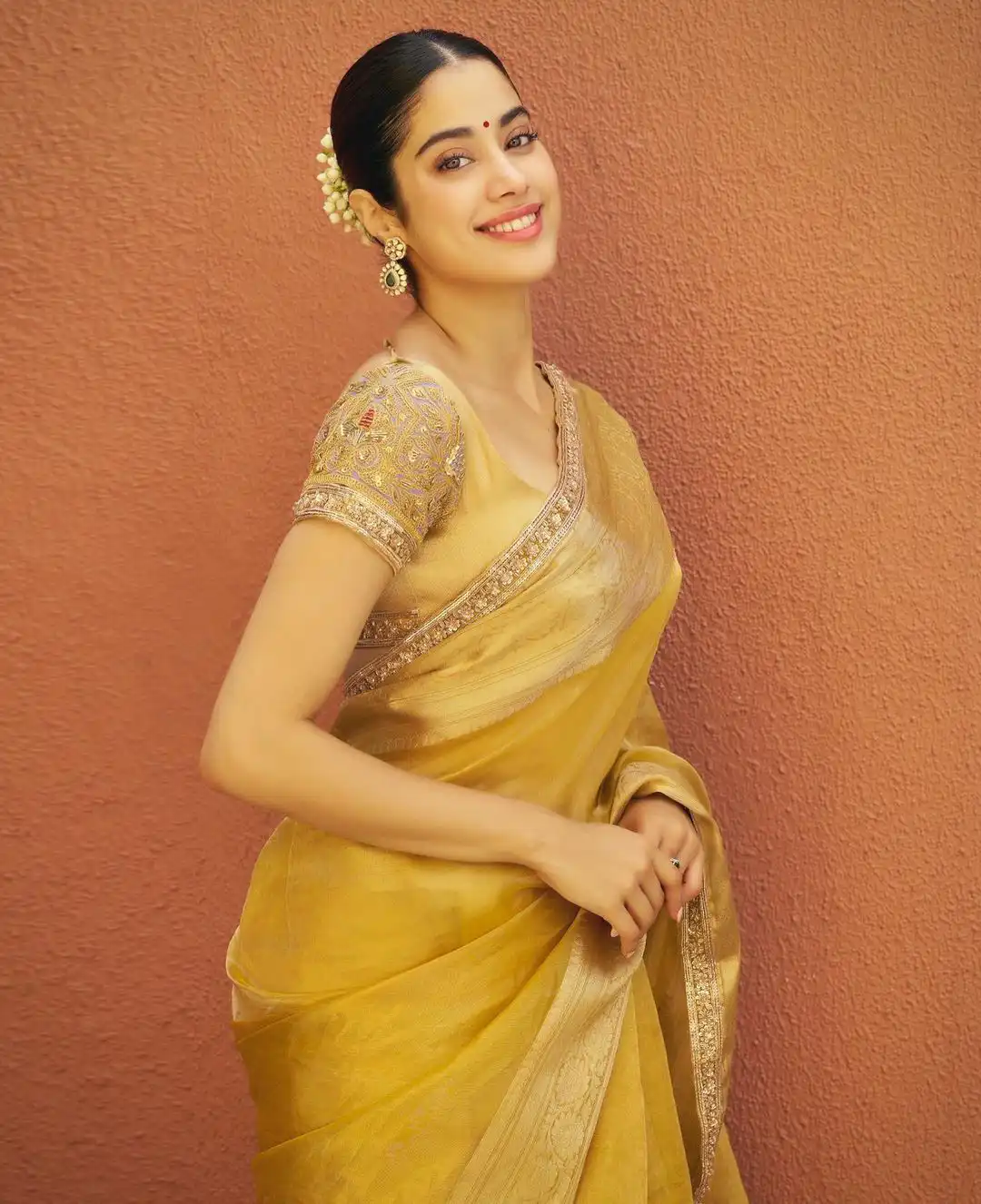 Janhvi Kapoor Saree Photos on occasion of vinayaka chavithi