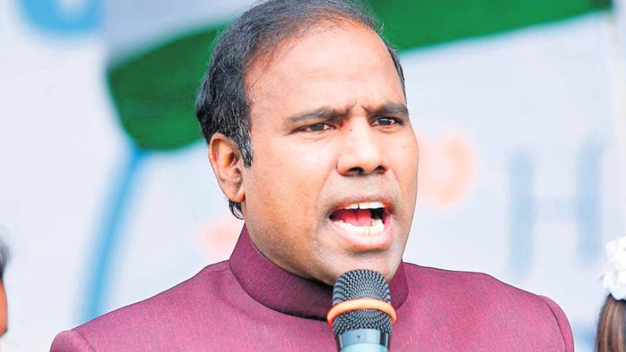 KA Paul : చంద్రబాబు, జగన్ కేంద్రానికి తొత్తులు.. బీజేపీ వలన దేశం సర్వనాశనం అయింది : కేఏ పాల్ KA Paul : చంద్రబాబు, జగన్ కేంద్రానికి తొత్తులు.. బీజేపీ వలన దేశం సర్వనాశనం అయింది : కేఏ పాల్