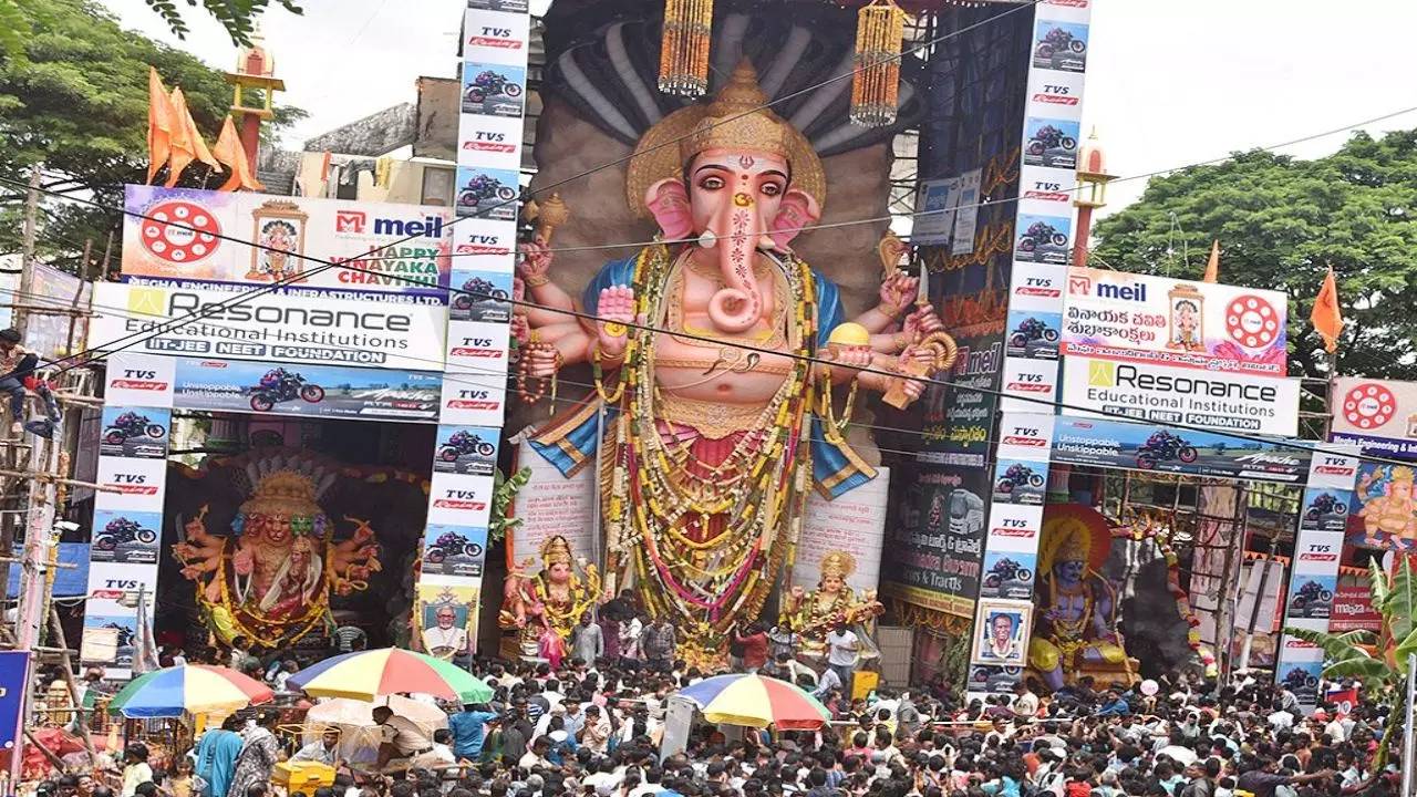 Ganesh Nimajjanam Hyderabad: మహాగణపతి నిమజ్జనానికి సర్వంసిద్ధం.. ప్రత్యేక బస్సులు, మెట్రో సేవలు.. పూర్తి వివరాలు ఇలా.. Ganesh Nimajjanam Hyderabad: మహాగణపతి నిమజ్జనానికి సర్వంసిద్ధం.. ప్రత్యేక బస్సులు, మెట్రో సేవలు.. పూర్తి వివరాలు ఇలా..
