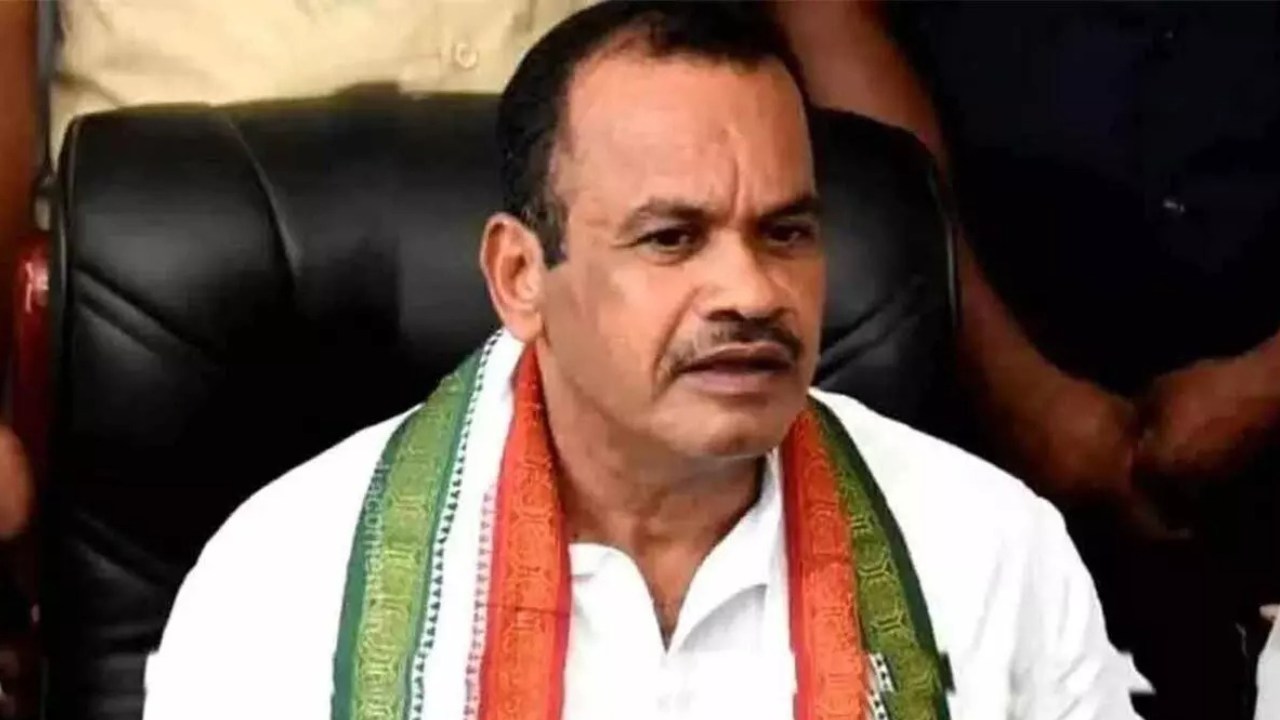 Komatireddy : దత్తత తీసుకున్న నల్గొండలో ఒక్క ఇల్లు ఇవ్వలేదు.. కేసీఆర్ కు ప్రజలు తగిన బుద్ధి చెబుతారు : కోమటిరెడ్డి వెంకట్ రెడ్డి Komatireddy : దత్తత తీసుకున్న నల్గొండలో ఒక్క ఇల్లు ఇవ్వలేదు.. కేసీఆర్ కు ప్రజలు తగిన బుద్ధి చెబుతారు : కోమటిరెడ్డి వెంకట్ రెడ్డి