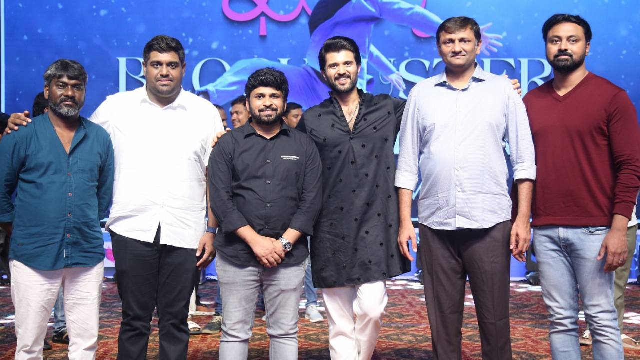 Kushi Success Celebrations : ఖుషి మూవీ సక్సెస్ సెలబ్రేషన్స్ ఫొటోలు..
